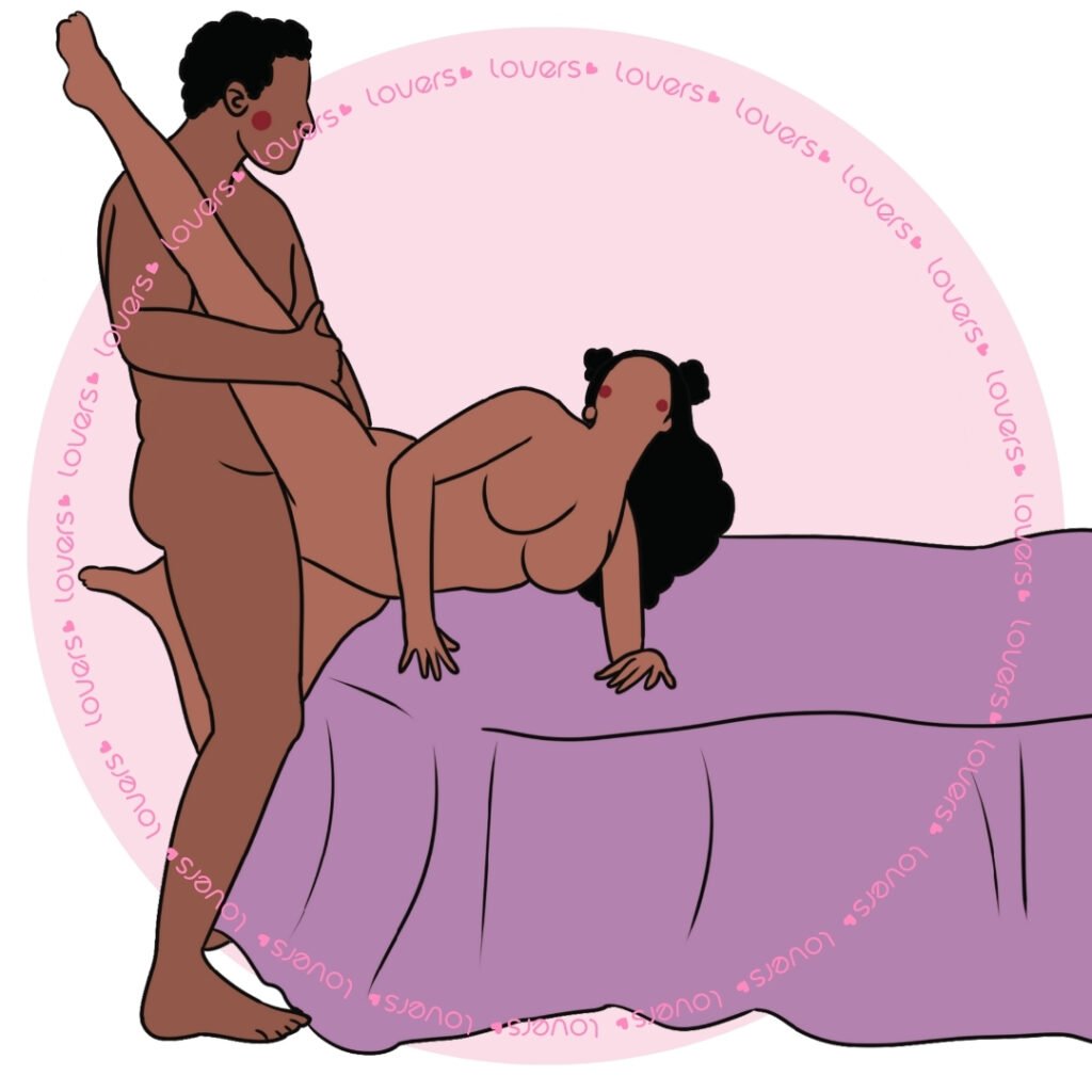 Ilustração da posição sexual Cruzada com mulher deitada de lado e perna apoiada no parceiro em pé.