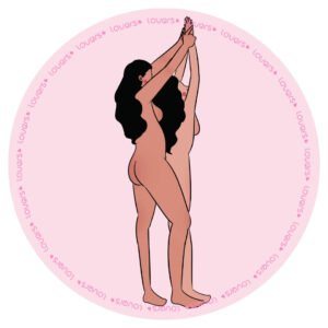 Ilustração da posição sexual Rendida com mulher de frente enquanto parceira por trás levanta seus braços e a pressiona contra a parede.