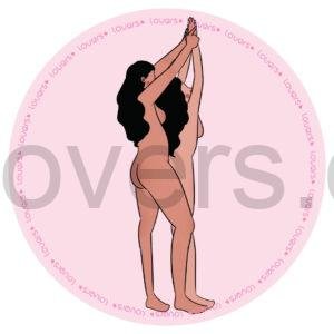 Ilustração da posição sexual Rendida com mulher de frente enquanto parceira por trás levanta seus braços e a pressiona contra a parede.