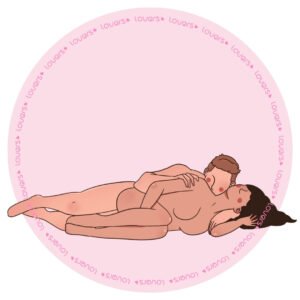 Ilustração da posição sexual De Ladinho é Mais Gostoso com mulher deitada de lado e pernas flexionadas enquanto parceiro se encaixa por trás e beija seu pescoço.