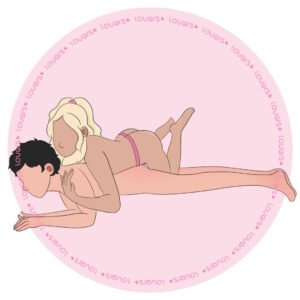 Ilustração da posição sexual De Bruço com homem deitado de barriga para baixo e mulher com cinta penetrando por cima, segurando seus braços.