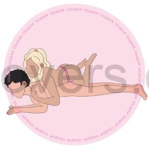 Ilustração da posição sexual De Bruço com homem deitado de barriga para baixo e mulher com cinta penetrando por cima, segurando seus braços.