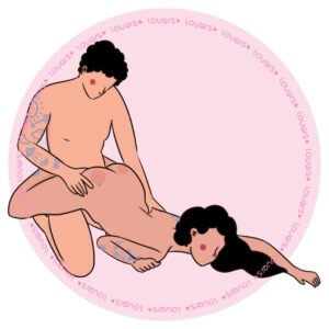 Ilustração da posição sexual Vai Fundo com parceiro ajoelhado sobre os pés enquanto mulher de bruços se encaixa à frente.