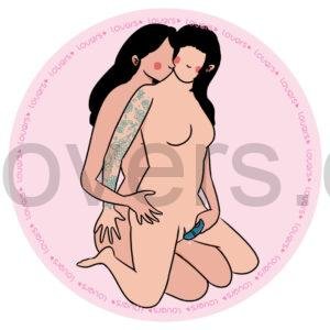 Ilustração da posição sexual com uma pessoa sentada sobre os pés utilizando vibrador na região íntima da parceira ajoelhada de costas por cima.