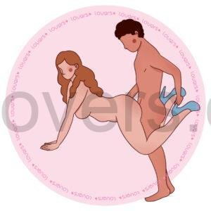Ilustração da posição sexual Carrinho de Mão com mulher apoiada nos braços e pernas elevadas, enquanto parceiro em pé por trás a segura.