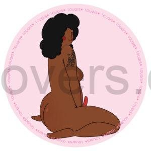 Ilustração da posição sexual Gostosa e Fogosa com mulher ajoelhada de lado utilizando vibrador no clitóris.