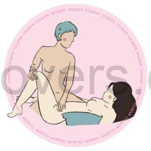 Ilustração da posição sexual Tesoura Lésbica 90 Graus com duas mulheres em encaixe íntimo, uma deitada com joelho flexionado e a outra ajoelhada de lado.