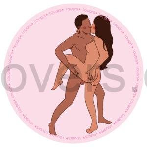 Ilustração da posição sexual Canguru com casal em pé, uma perna elevada e segurada pelo parceiro enquanto se beijam.