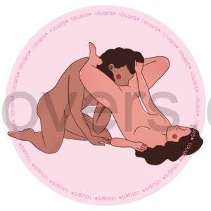 Ilustração da posição sexual Beija Meus Lábios com mulher deitada e pélvis elevada enquanto parceira ajoelhada realiza sexo oral, segurando sua pélvis.