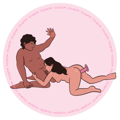 Ilustração da posição sexual Torre Eiffel 2 com mulher realizando sexo oral em parceiro à frente enquanto utiliza acessório por trás.