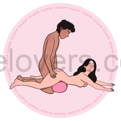 Ilustração da posição sexual Juno com mulher de bruços e quadril elevado por almofada enquanto parceiro ajoelhado por trás se posiciona entre suas pernas.