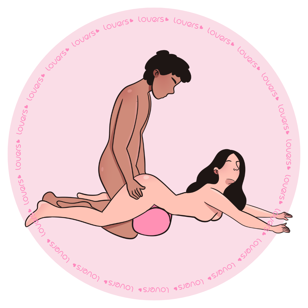 Ilustração da posição sexual Juno com mulher de bruços e quadril elevado por almofada enquanto parceiro ajoelhado por trás se posiciona entre suas pernas.