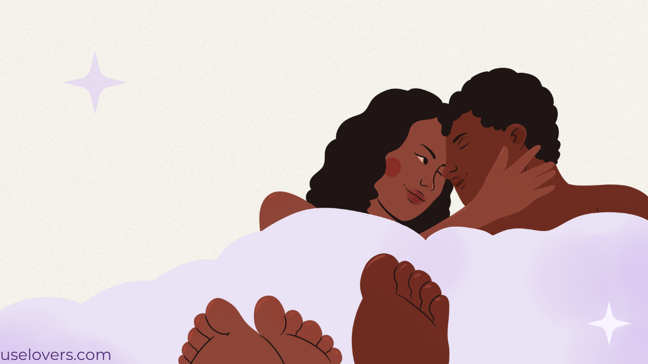 Casal na cama embaixo do edredom, a mulher está fazenso carinho no homem