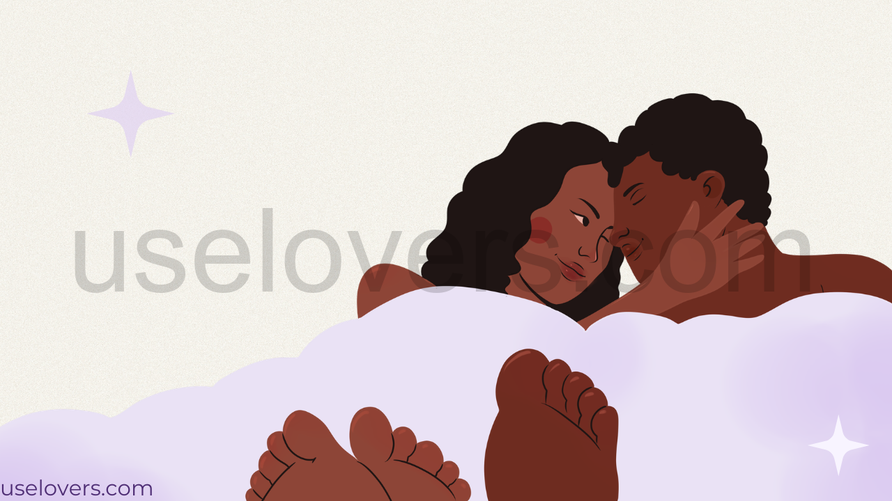 Casal na cama embaixo do edredom, a mulher está fazenso carinho no homem