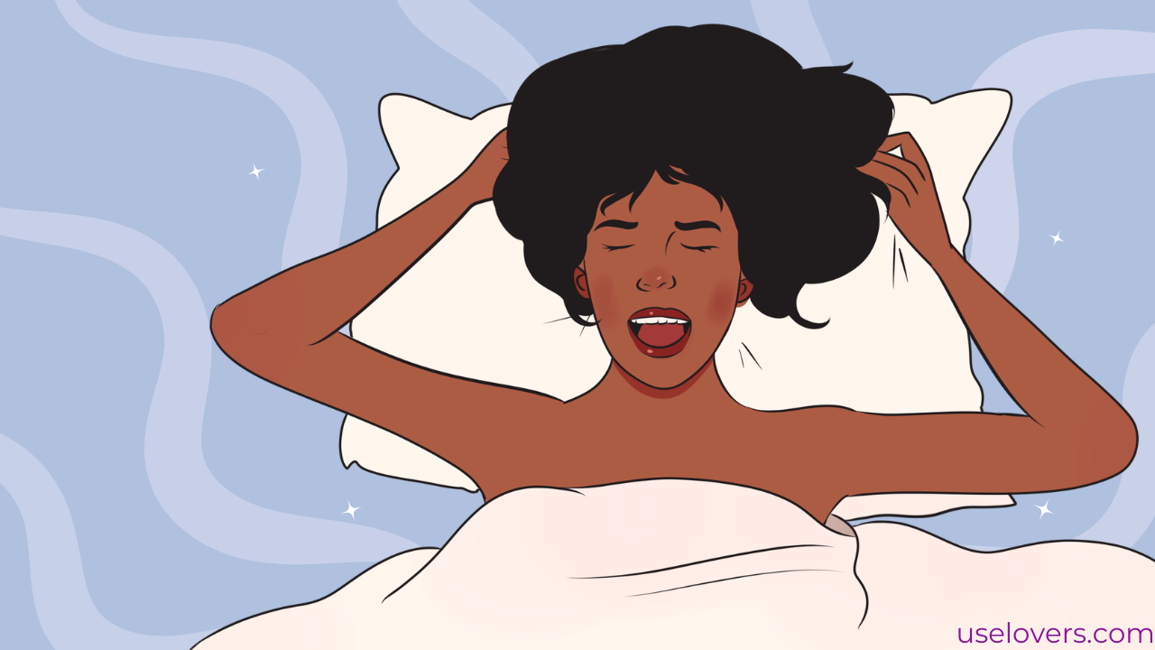 Uma mulher deitada e coberta por um lençol branco, gritando enquanto aperta o travesseiro em que está com a cabeça apoiada