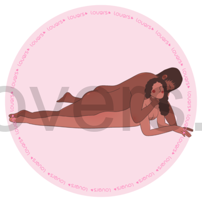 Ilustração da posição sexual Com Pegada, em que a mulher está deitada de bruços apoiada nos cotovelos, enquanto o homem fica por cima, entre as pernas dela, segurando seu pescoço durante a penetração.