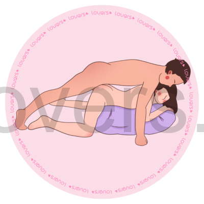 Ilustração da posição sexual Plataforma, em que a mulher está deitada de bruços sobre um travesseiro grande, com os joelhos apoiados e abertos para fora, enquanto o homem fica por cima, se apoiando com as mãos e os pés durante a penetração.