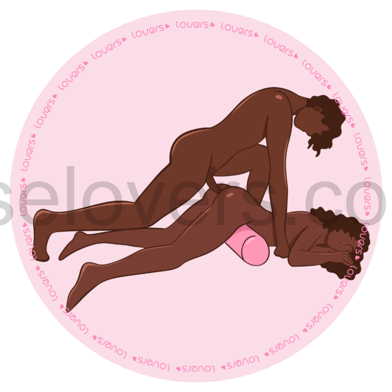 Ilustração da posição sexual Rampa, em que a mulher está de bruços com um travesseiro apoiando o quadril, enquanto o homem fica por cima com um joelho dobrado e a outra perna esticada, apoiando um dos braços no chão durante a penetração.
