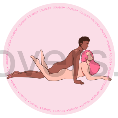 Ilustração da posição sexual Elevada com mulher deitada de bruços apoiada nos cotovelos e com as pernas dobradas, enquanto o homem fica por cima entre as pernas dela apoiando o corpo nas mãos.
