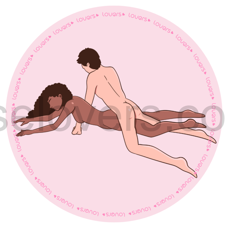 Ilustração da posição sexual Ligação com mulher deitada de bruços enquanto o homem fica por cima dela de lado, apoiando o corpo nas mãos.