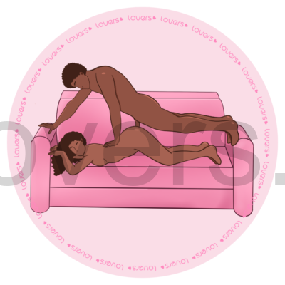 Ilustração da posição sexual Estocada com mulher deitada de bruços no sofá, enquanto o homem fica por cima com os pés e braços apoiados no sofá, mantendo um dos braços apoiado sobre ela.