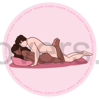 Ilustração da posição sexual Encaixe Perfeito com mulher deitada de bruços sobre um travesseiro, usando uma das mãos para estimular o clitóris enquanto pressiona o quadril do homem, que está deitado por cima entre as pernas dela.