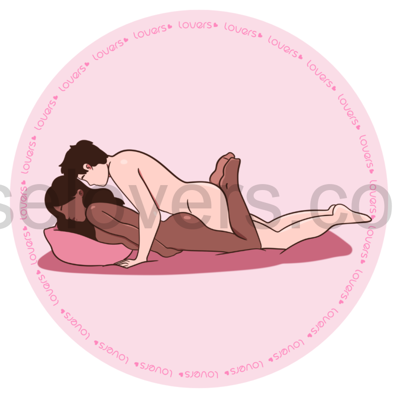 Ilustração da posição sexual Encaixe Perfeito com mulher deitada de bruços sobre um travesseiro, usando uma das mãos para estimular o clitóris enquanto pressiona o quadril do homem, que está deitado por cima entre as pernas dela.
