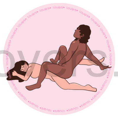 Ilustração da posição sexual Cadência com mulher deitada de bruços e pernas abertas, enquanto o homem fica sentado entre as pernas dela, apoiado nos pés e em uma das mãos, usando a outra mão para guiar a penetração.