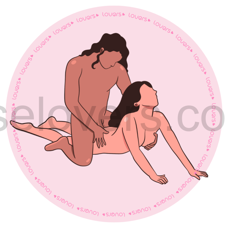 Ilustração da posição sexual Miragem com mulher de bruços apoiada nas mãos no chão, enquanto o homem fica por cima ajoelhado segurando o peito dela.