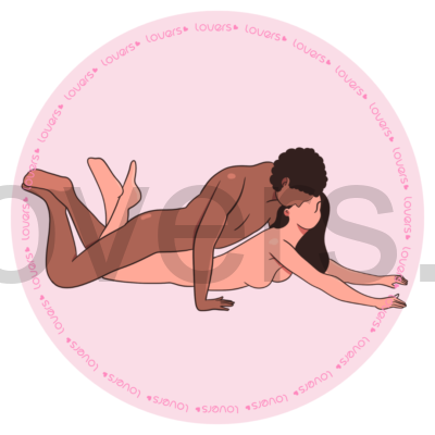 Ilustração da posição sexual Faísca com mulher deitada de bruços, braços esticados e pernas levantadas, enquanto o homem está deitado por cima dela.
