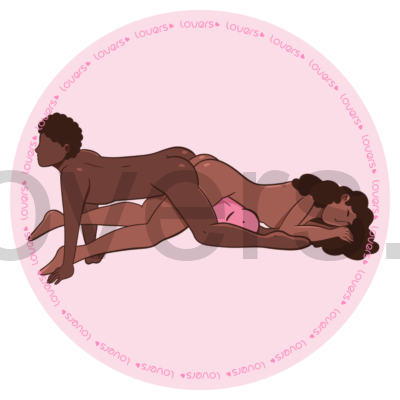 Ilustração da posição sexual Helicóptero Inclinado com mulher deitada de bruços sobre uma almofada para elevar o quadril, enquanto o homem está deitado de bruços em posição invertida por cima dela.