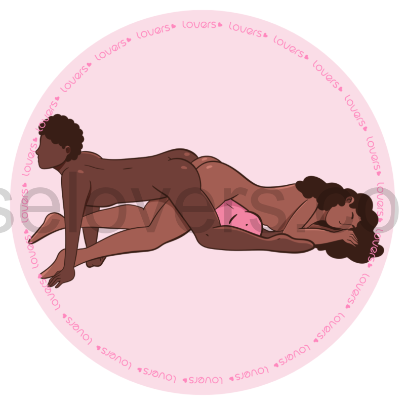 Ilustração da posição sexual Helicóptero Inclinado com mulher deitada de bruços sobre uma almofada para elevar o quadril, enquanto o homem está deitado de bruços em posição invertida por cima dela.
