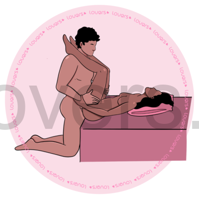 Ilustração da posição sexual Butterfly (Borboleta), mostrando uma pessoa deitada de costas na beirada da cama com as pernas elevadas e apoiadas no parceiro ajoelhado à sua frente durante a penetração.
