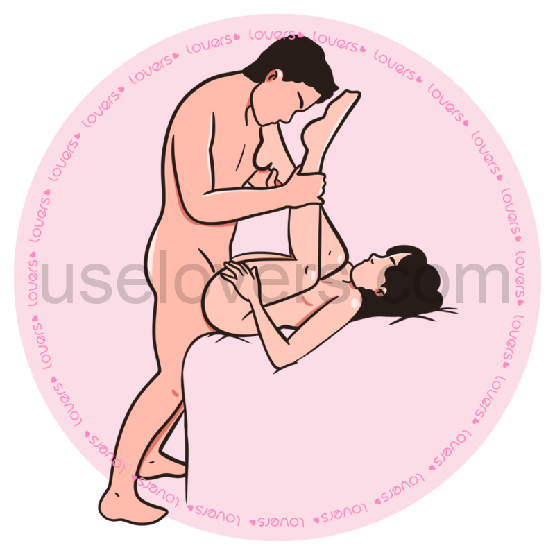 Ilustração da posição sexual Sirena, a mulher está deitada na beirada da cama com os joelhos dobrados contra a barriga enquanto o homem está em pé à sua frente segurando as pernas dela para cima.