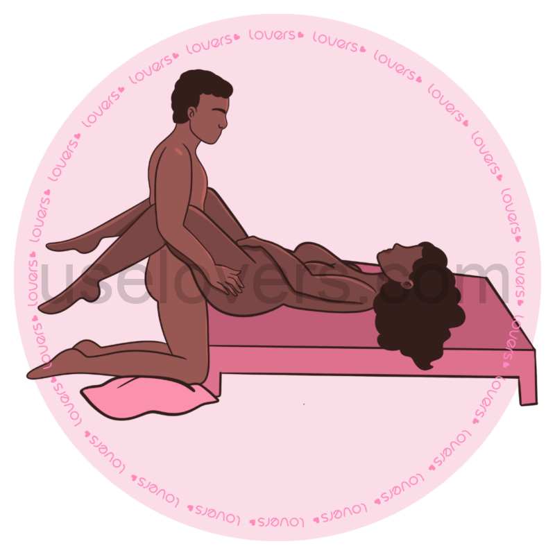 Ilustração da posição sexual Afrodite, mulher está deitada na beirada da cama se estimulando, com as pernas elevadas enquanto a parceria ajoelhada à frente segura suas pernas durante a penetração.