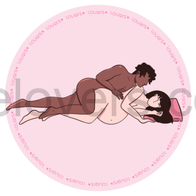 Ilustração da posição sexual Hera, mulher grávida está deitada de lado enquanto a parceria fica atrás também de lado, apoiada em um dos braços e olhando para ela durante a penetração.