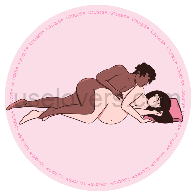 Ilustração da posição sexual Hera, mulher grávida está deitada de lado enquanto a parceria fica atrás também de lado, apoiada em um dos braços e olhando para ela durante a penetração.