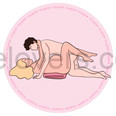 Ilustração da posição sexual Lua Cheia, mulher grávida está deitada sobre um travesseiro com as pernas elevadas enquanto a parceria fica por cima apoiada sobre os joelhos durante a penetração.