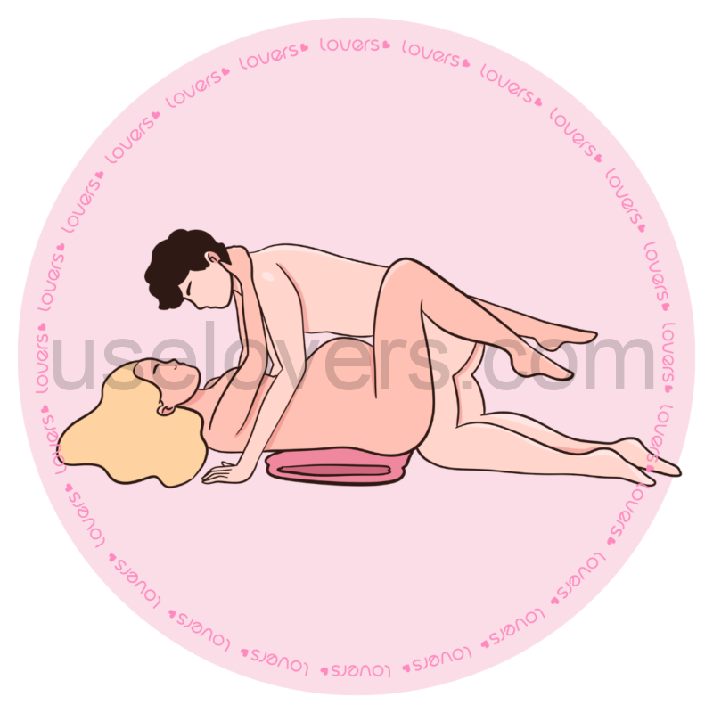 Ilustração da posição sexual Lua Cheia, mulher grávida está deitada sobre um travesseiro com as pernas elevadas enquanto a parceria fica por cima apoiada sobre os joelhos durante a penetração.