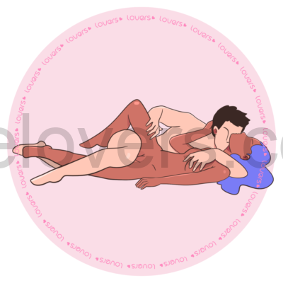 Ilustração da posição sexual Tango, com o homem deitado de lado encaixado na parceira que está de barriga para cima com as pernas levemente viradas para o lado, enquanto beija o pescoço dela.