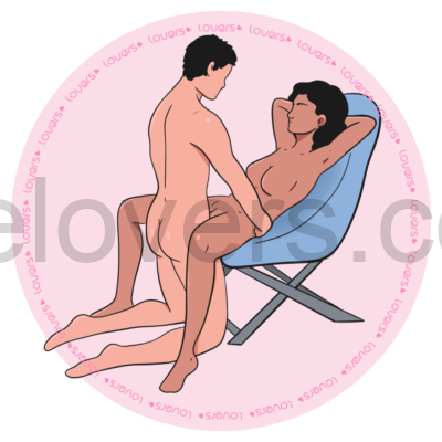 Ilustração da posição sexual Sala VIP, a mulher sentada em uma poltrona com o quadril próximo da beirada enquanto o homem fica ajoelhado à frente realizando a penetração.