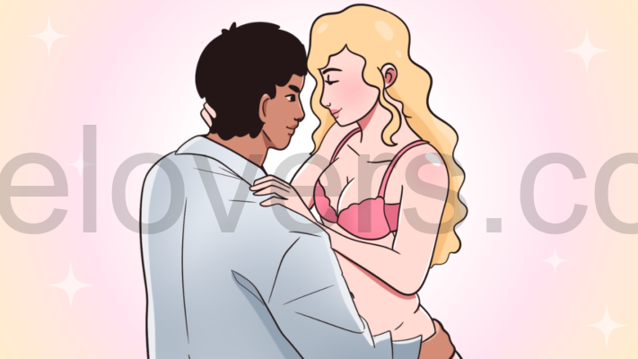 mulher de lingerie abraçando o homem