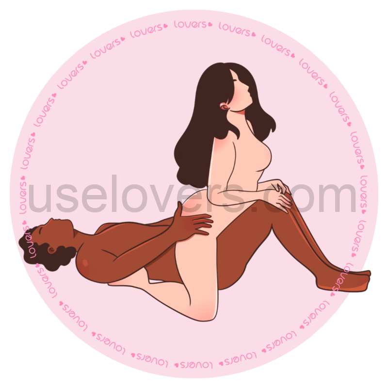 Ilustração da posição sexual Dança Marroquina, com homem deitado de barriga para cima e pernas dobradas enquanto a mulher senta de costas sobre o quadril dele, apoiando o corpo nas pernas do parceiro para controlar os movimentos.
