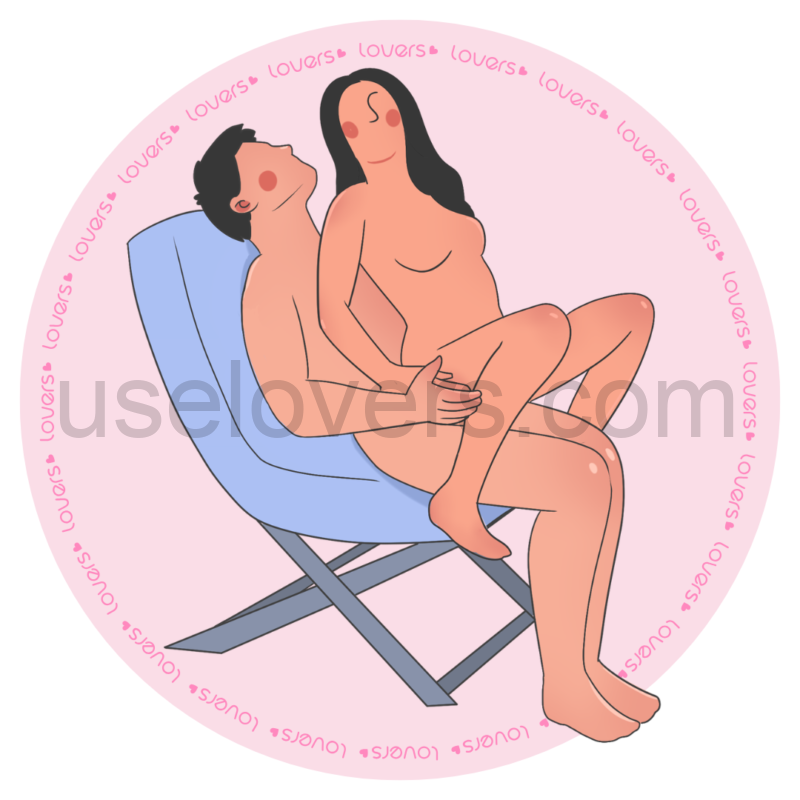 Ilustração da posição sexual Dança Proibida com homem sentado em uma poltrona e mulher sentada de costas sobre ele, com os pés apoiados na poltrona.